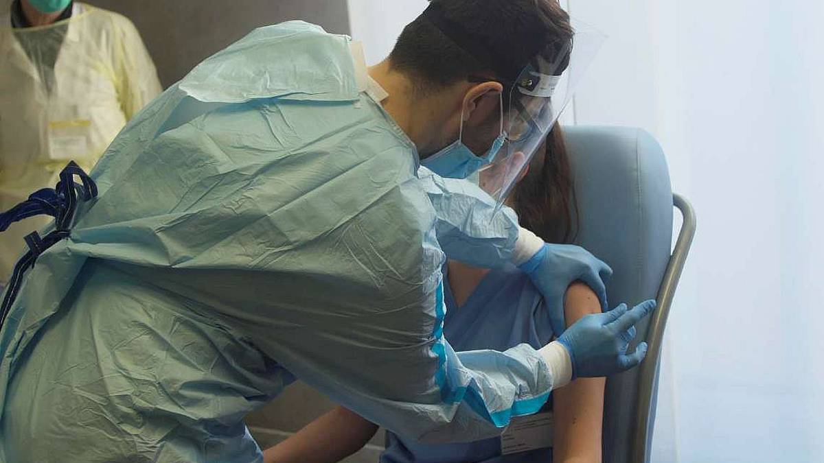 Covid Emilia-Romagna, i vaccini frenano i ricoveri e calano i casi attivi