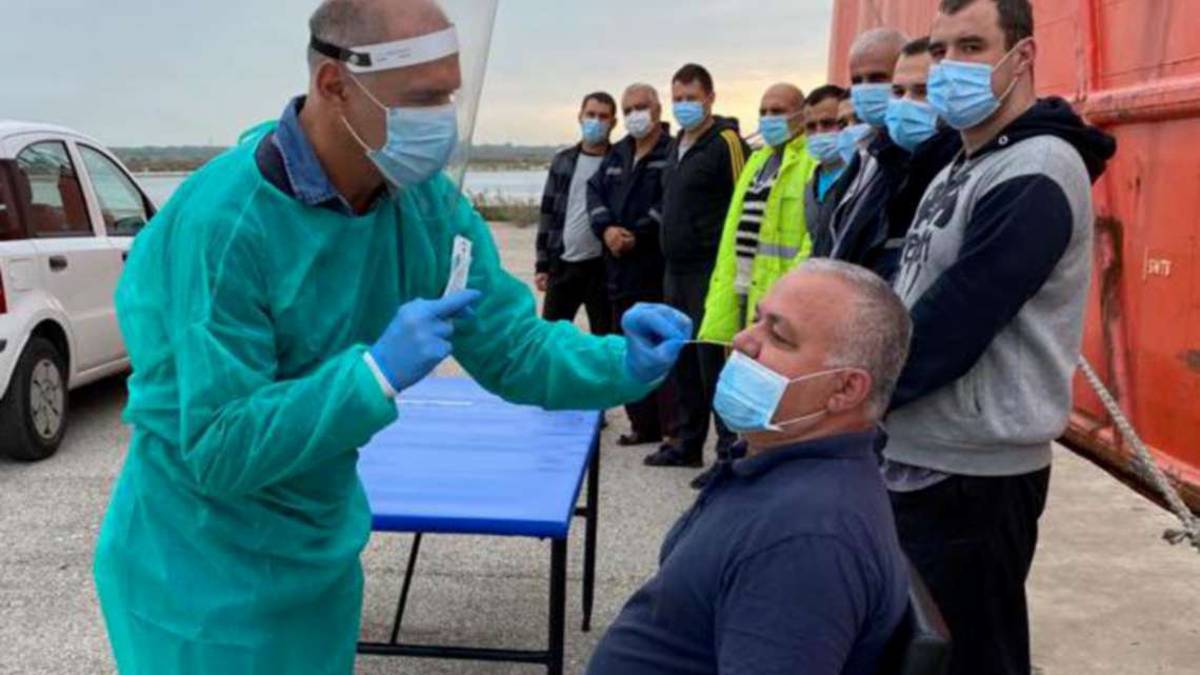Ravenna, abbandonati dall'armatore, 27 marittimi tornano a casa