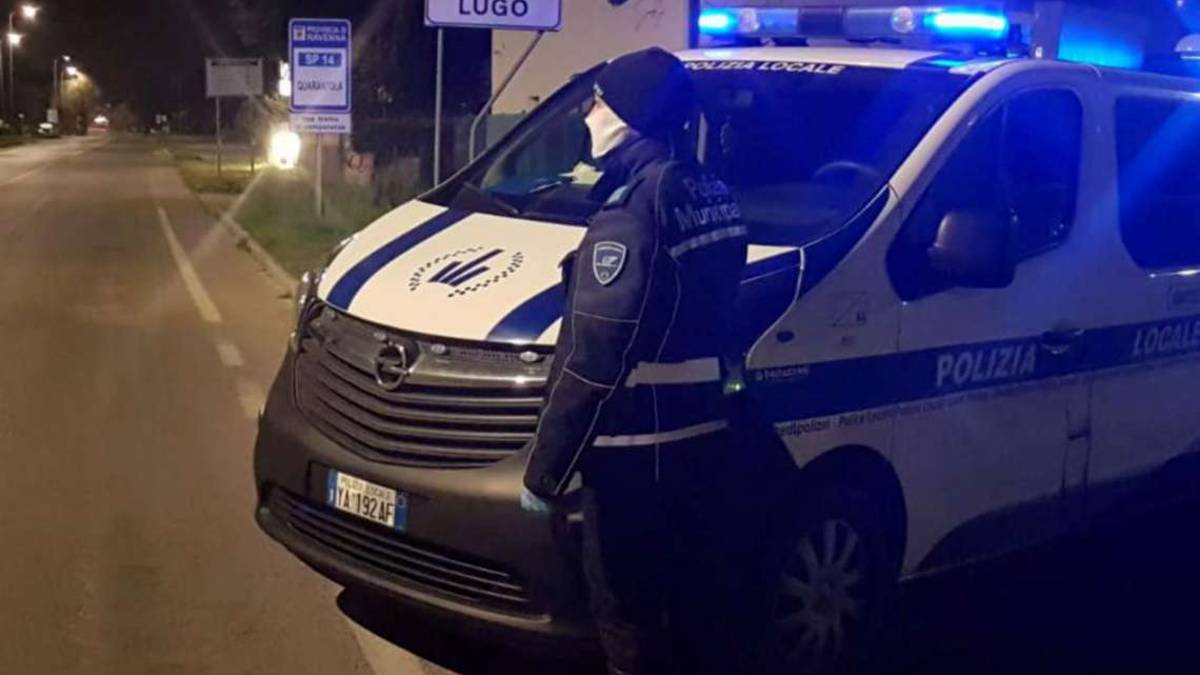 Lugo, si introducono in ospedale. Scoperti e inseguiti