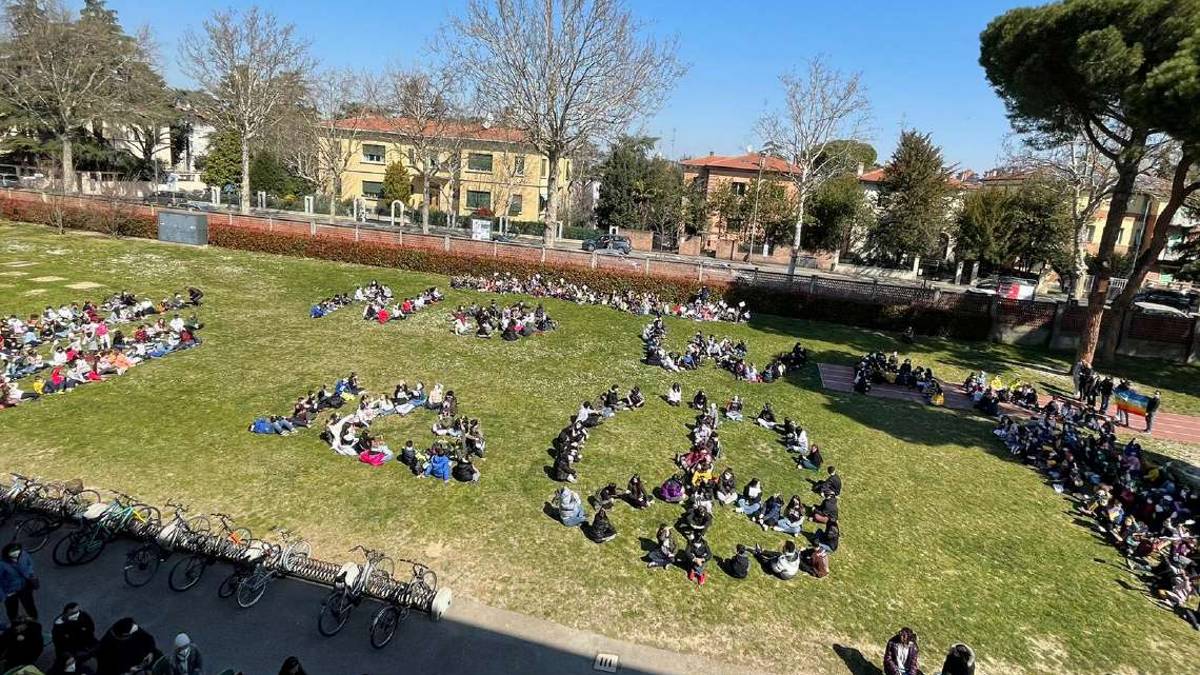 Imola, oltre 500 bambini per la pace alle scuole Carducci