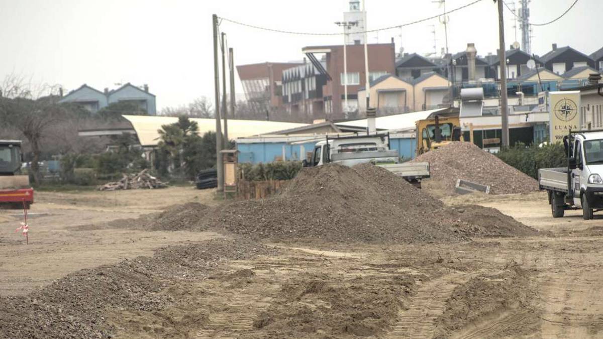 Ravenna, rifiuti tra la terra del parco marittimo: la rabbia dei bagnini