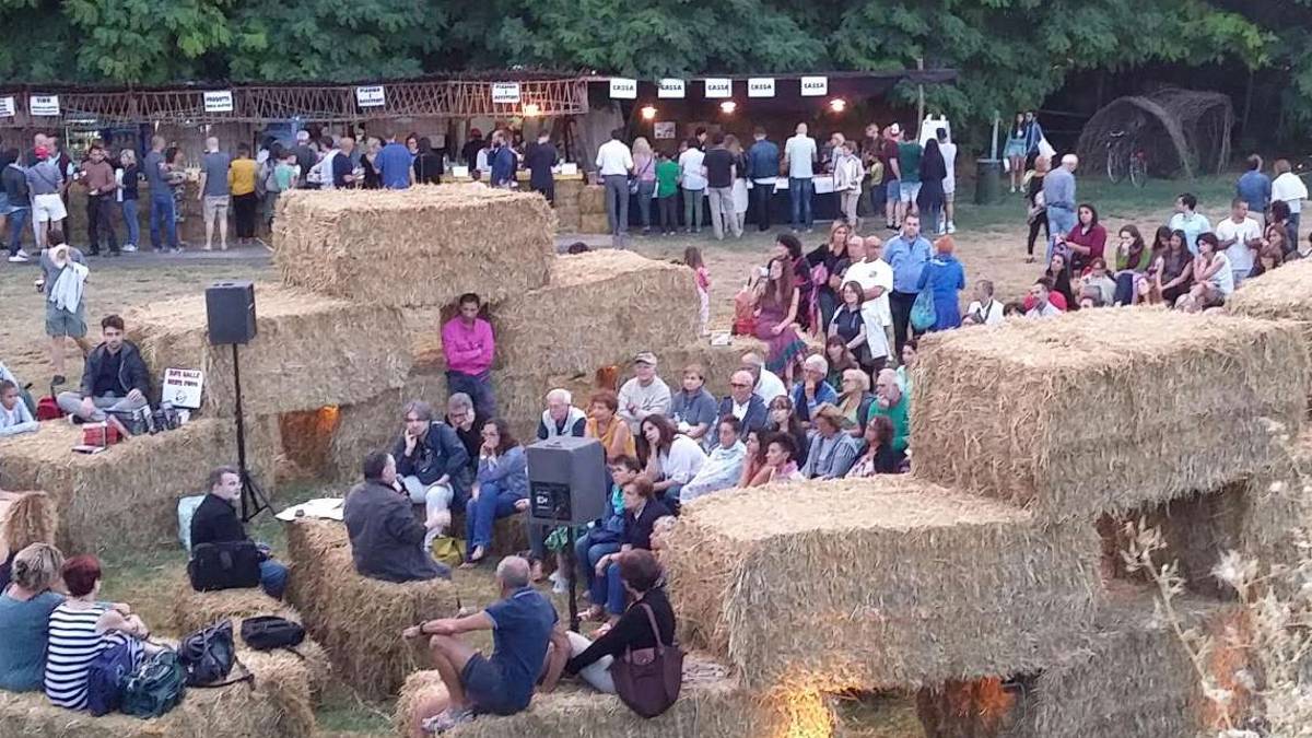 Cotignola, l'Arena delle balle di paglia tra festa e solidarietà
