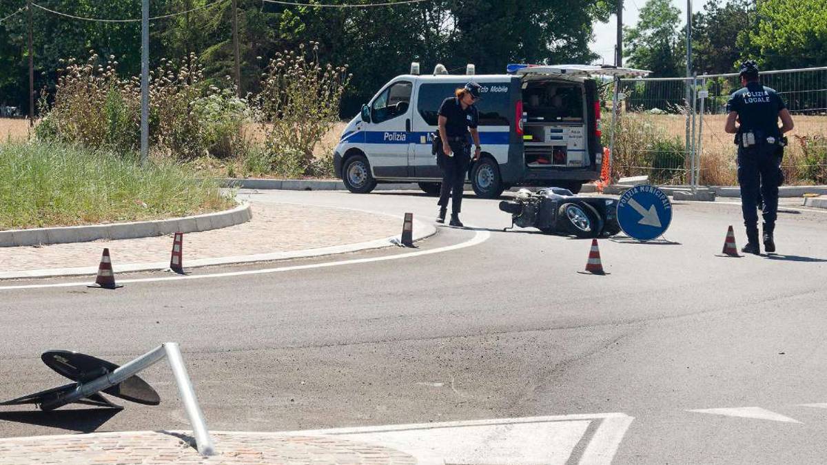 Ravenna, incidente alla rotonda, ferito un uomo