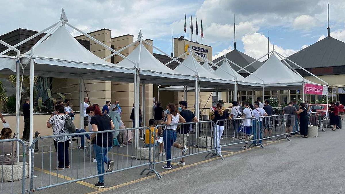 Vaccini ai giovani: anche a Cesena prenotato un sesto del totale