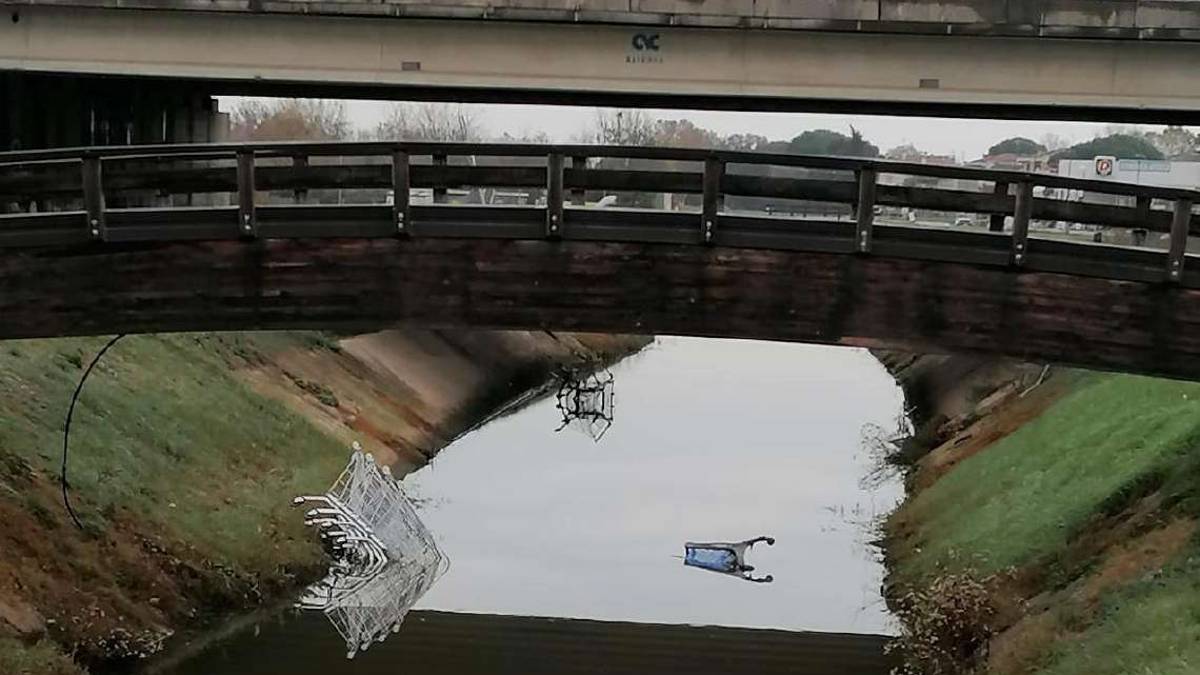 Savignano, carrelli della spesa lanciati nel canale