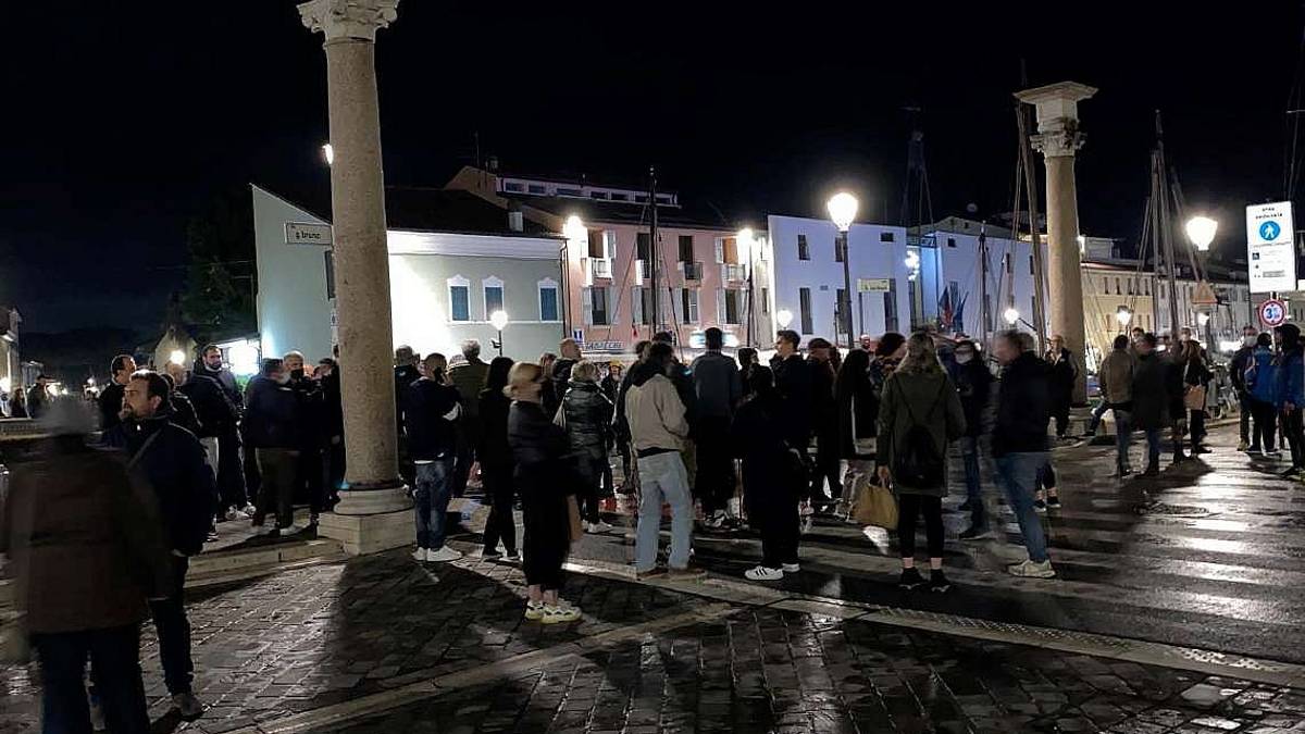 Cesenatico: denunce e multe alla camminata contro il coprifuoco