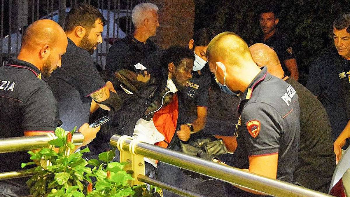Rimini, l'accoltellatore dell'autobus va al colloquio con un chiodo