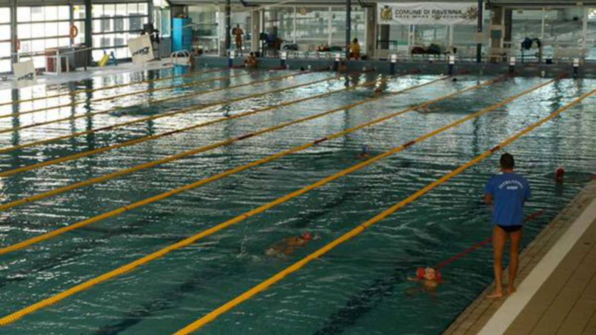 Caro bollette, la piscina di Ravenna chiude. Protestano le società