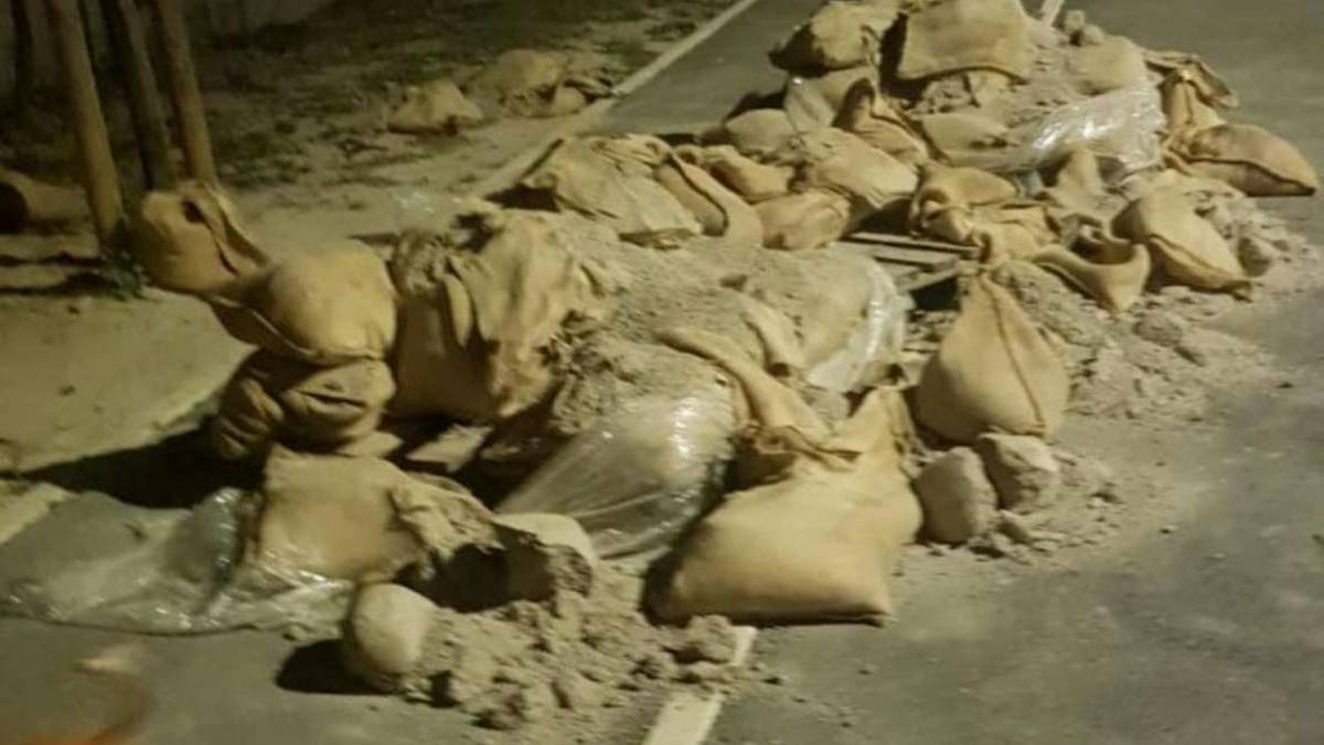 Forlì, maltempo in arrivo: sacchi protettivi malconci