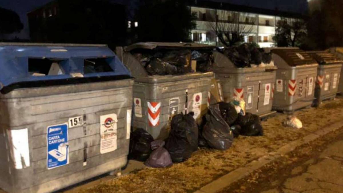 A Classe di notte spuntano i furbetti del cassonetto