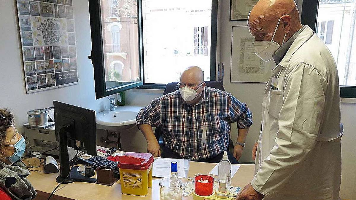 Vaccini per i 50enni, protesta dei medici: Prenotazione inutile