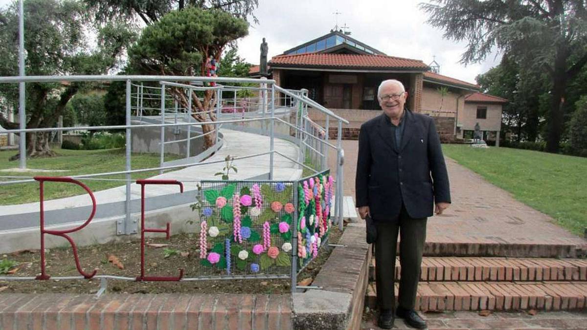 Savignano, addobbi di lana a forma di rose alla chiesa del Cesare