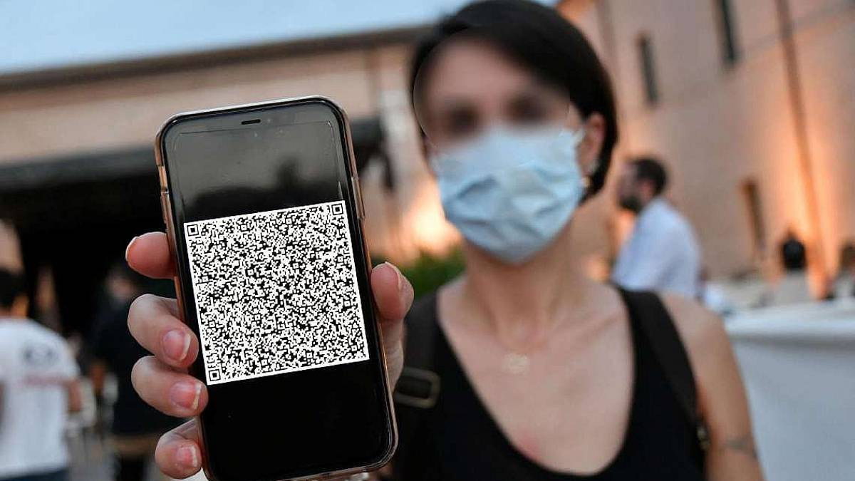 Forlì, code in farmacia per il green pass