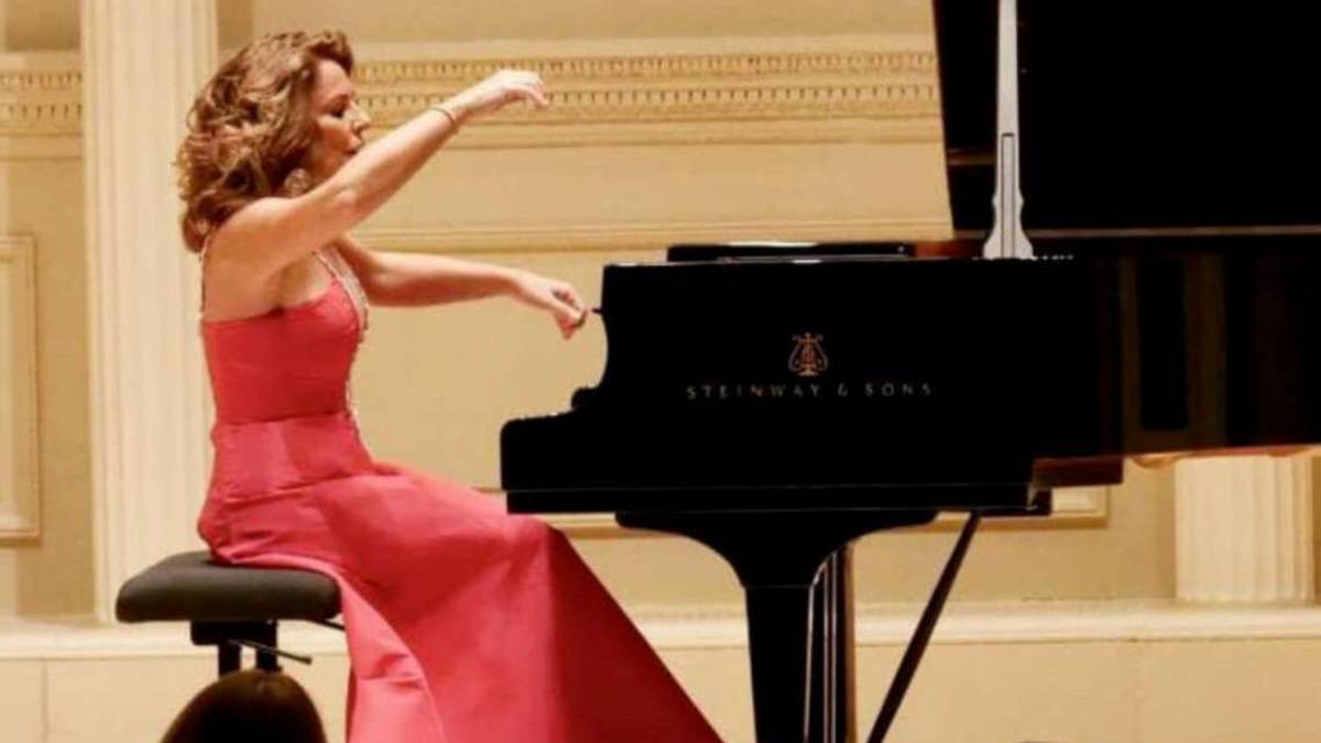 Lugo, col pianoforte sul trattore a portare speranza