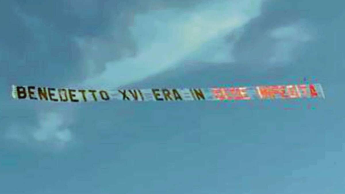 Ravenna, in cielo appare lo striscione degli ultracattolici