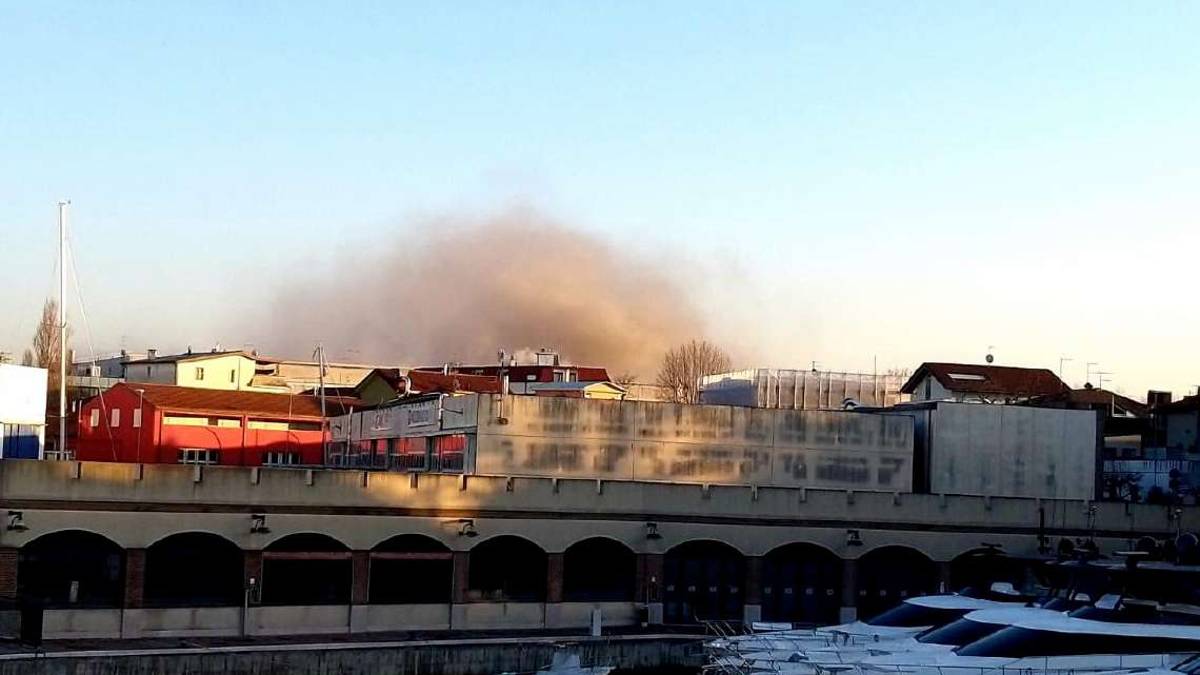Cattolica, incendio alla Ferretti, il Comune: Chiudete le finestre per due giorni