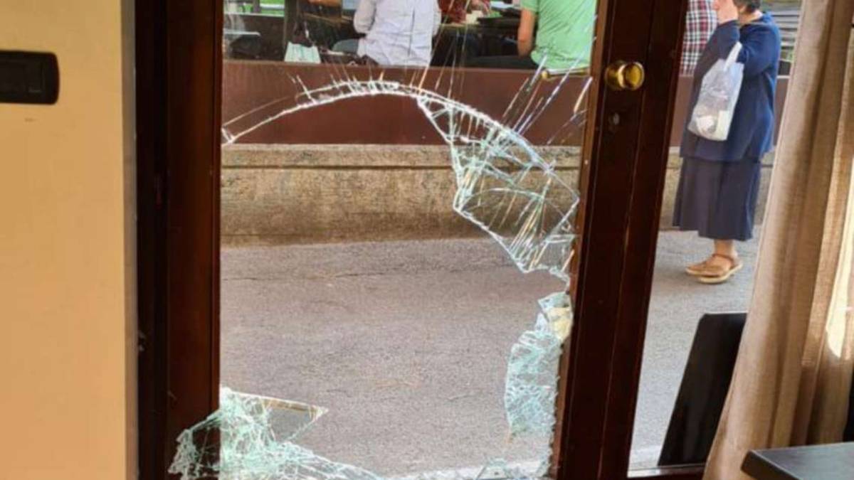 Rimini. I ladri tornano al ristorante e sfondano la vetrata