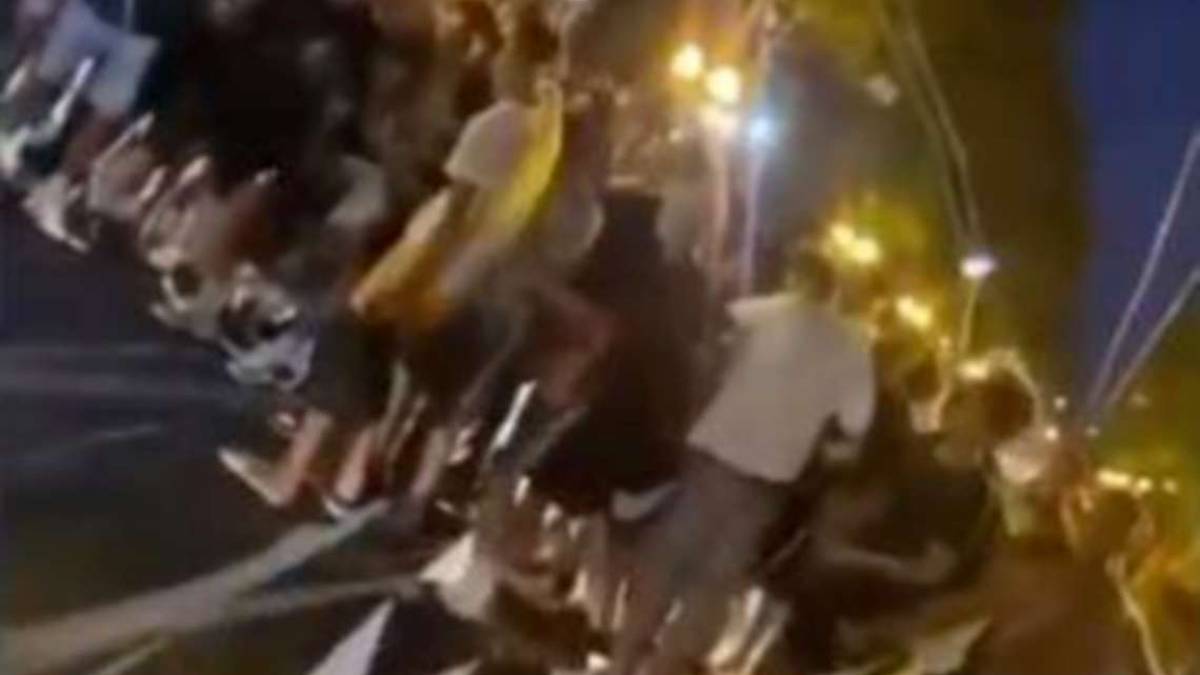 Rapper Zefe e fan invadono le strade di Rimini: arriva la polizia