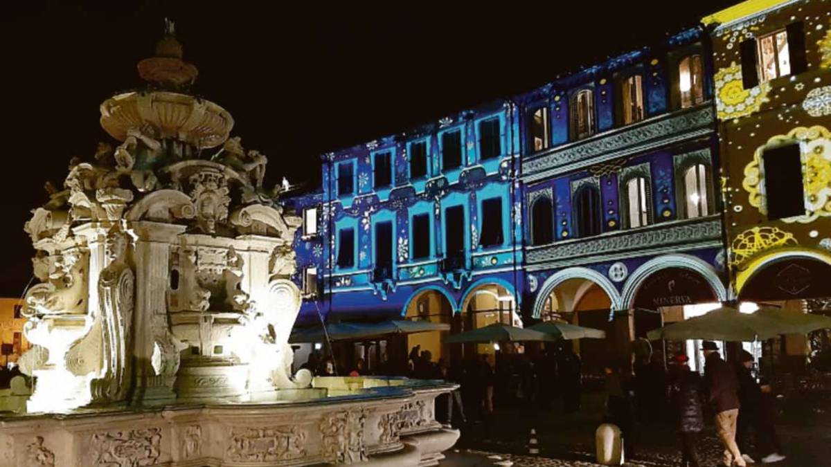 Cesena, videomapping spento a Capodanno: Il motivo? Lo spazio centrale della piazza resta molto buio