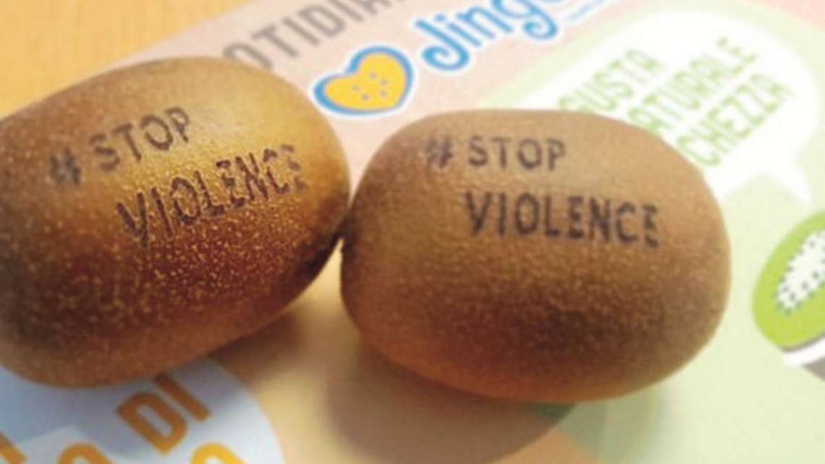 Cesena, i kiwi pacifisti con un messaggio sulla buccia