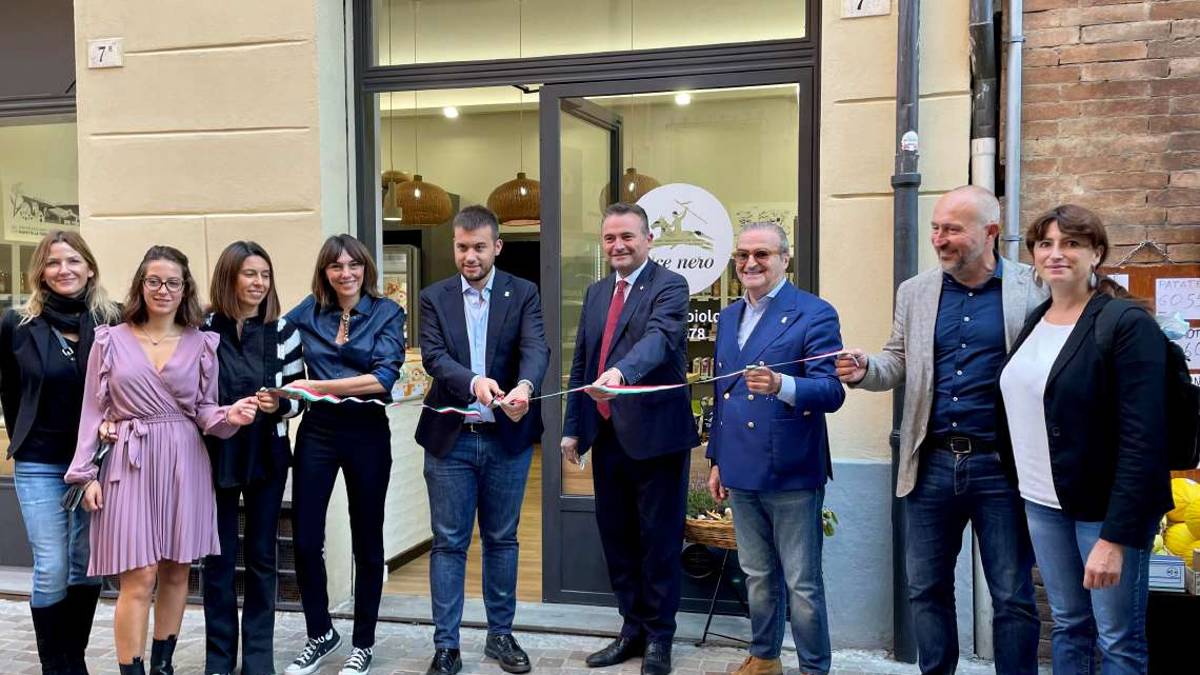 Imola, Alce Nero il marchio del biologico arriva in centro