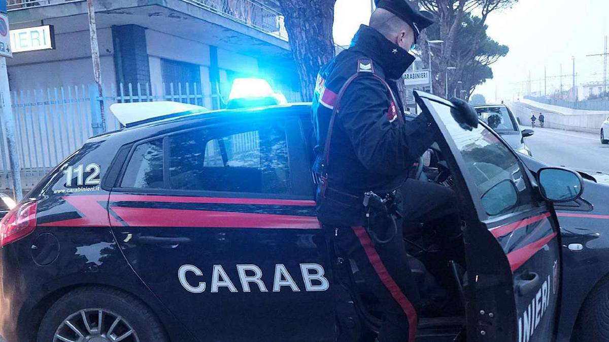 Morciano, lo fa cadere contro un muretto e gli rompe il naso: 20enne denunciato