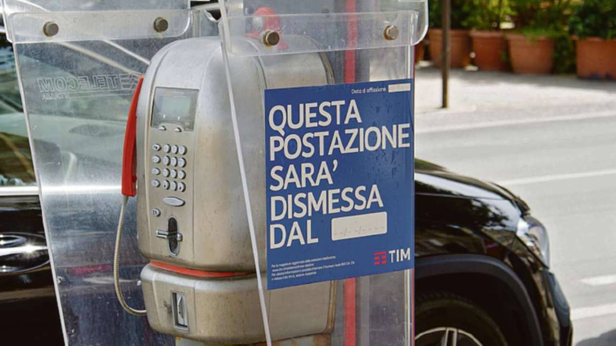 Rimini. Addio cabine telefoniche dalle strade, via entro l'anno