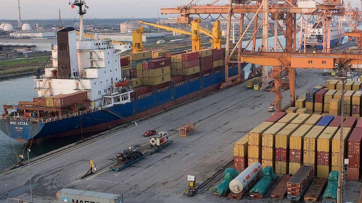 Ravenna, un'ora di sciopero al porto per il portuale morto a Salerno