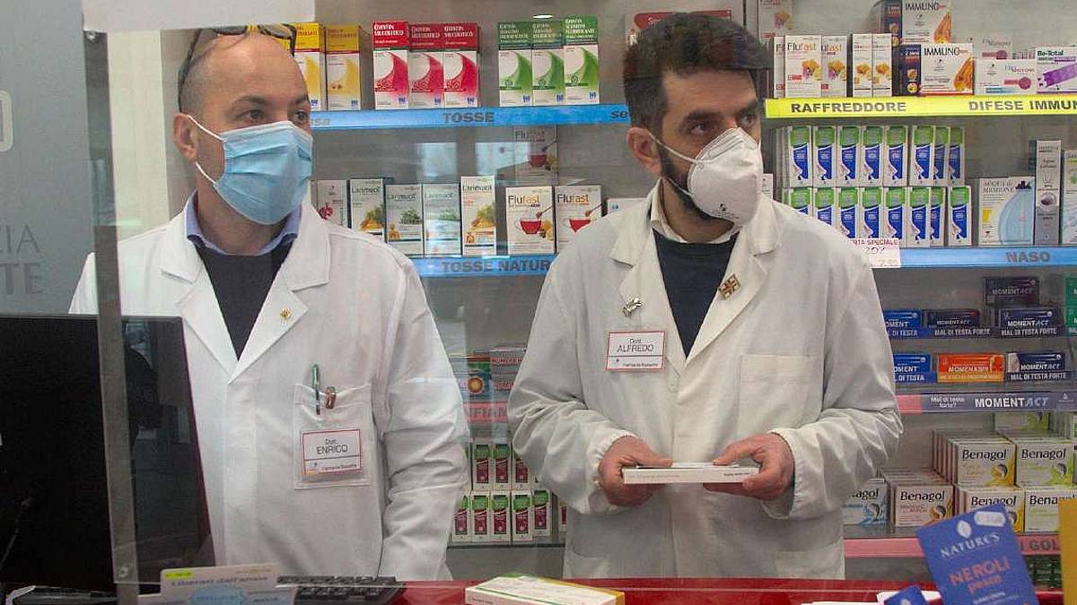 Il green pass da oggi si ritira in farmacia dopo il tampone