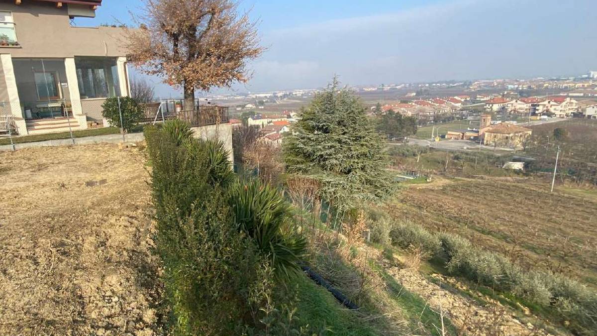 Montiano. La frana mette a rischio casa e parco