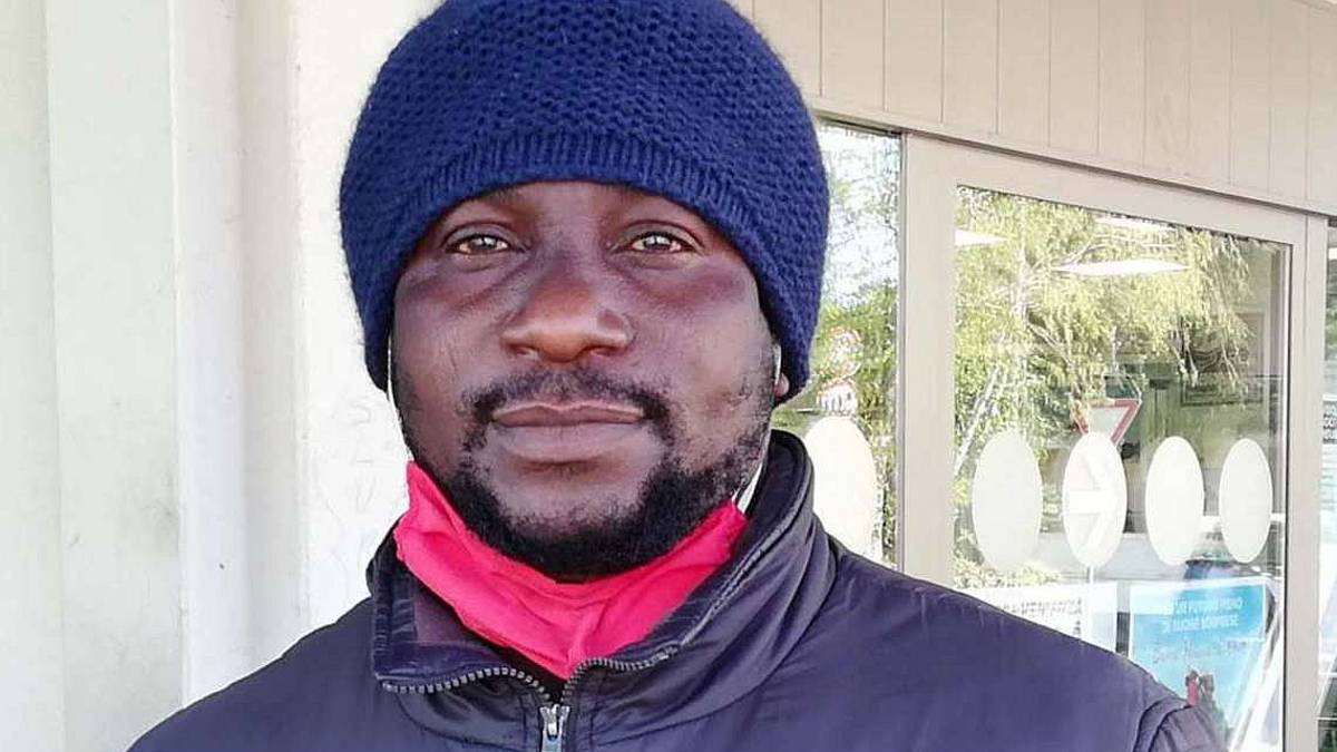 Il migrante che ha bloccato il ladro: «Se c'è da salvare lo faccio»