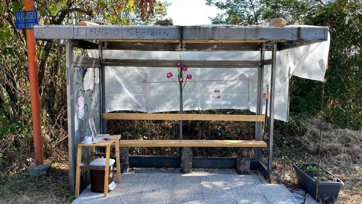 Cesena, piccolo borgo antico: libri, riviste e un mazzo di carte per chi aspetta il bus a Tessello