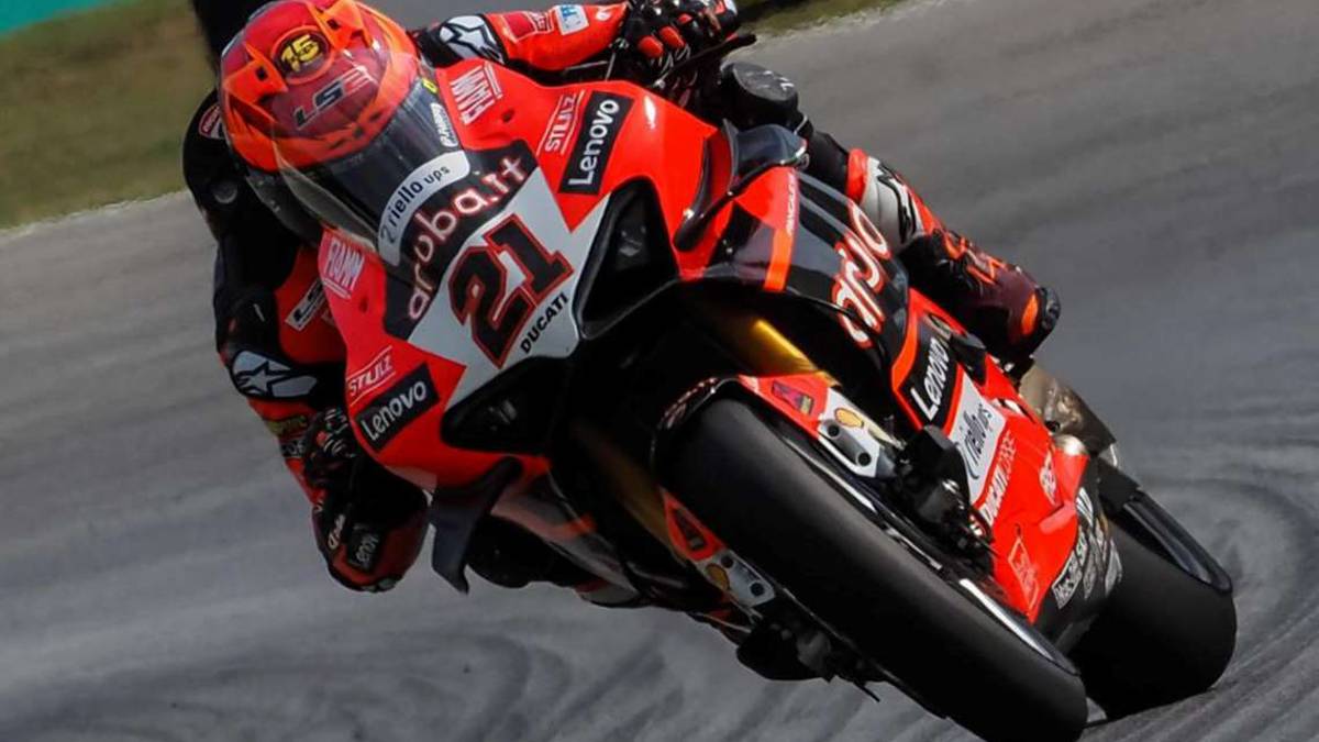 Superbike, C’è Rinaldi alle spalle della sorpresa Lecuona. Oggi a Barcellona è attesa pioggia