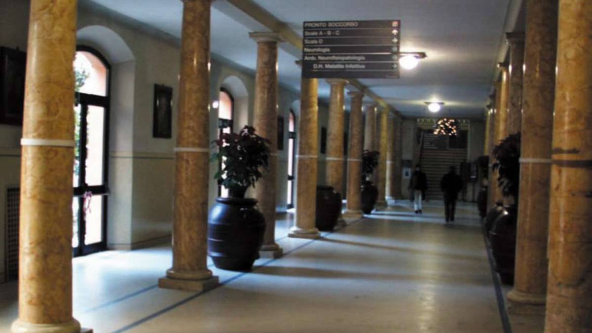 Faenza, pazienti privati ricevuti in ospedale, medico a processo