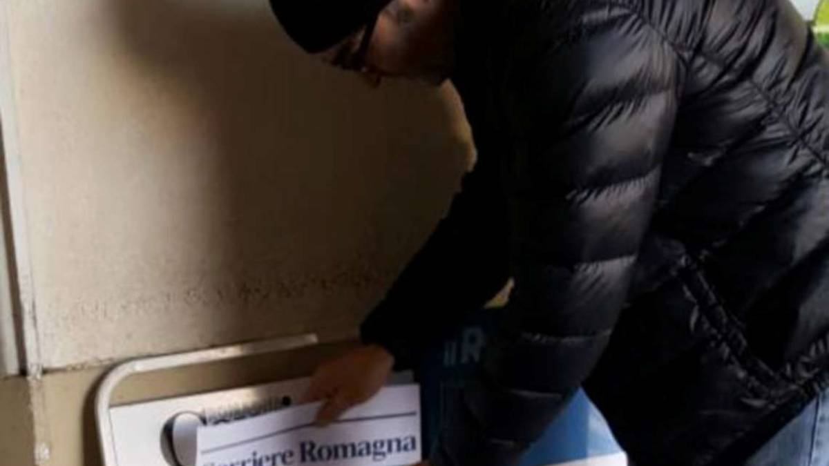 Coronavirus Ravenna, troppi morti, anziano in lacrime in edicola