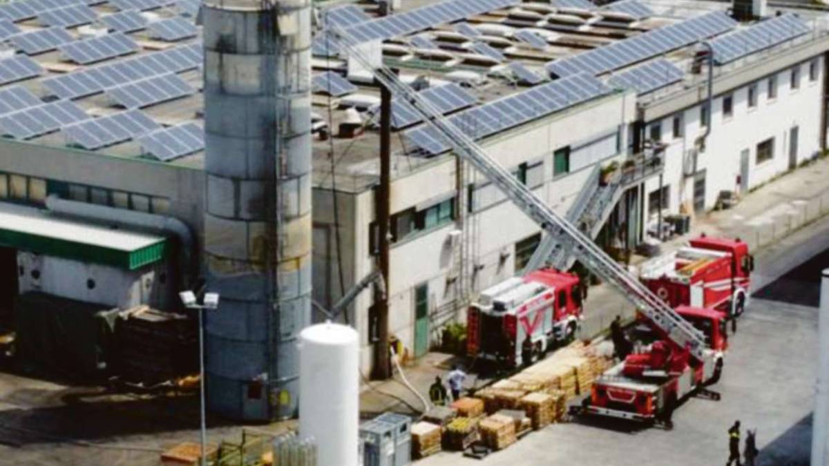 Cesena, fuoco nascosto nel silos della falegnameria
