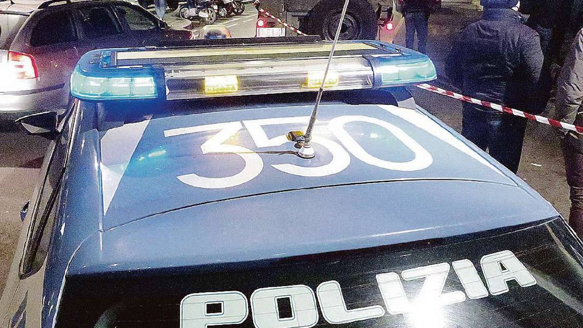 Rimini, giovane afferrato per il collo e rapinato nella notte: due arresti
