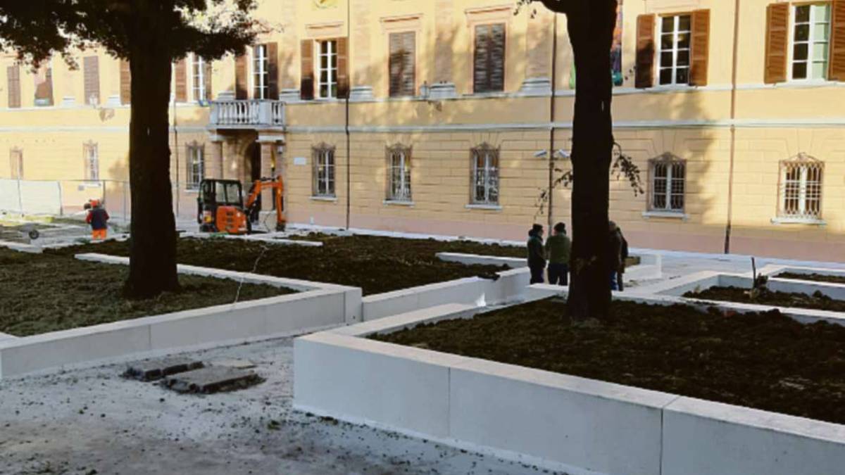 Cesena, lavori davanti alla Malatestiana: aiuole ormai pronte