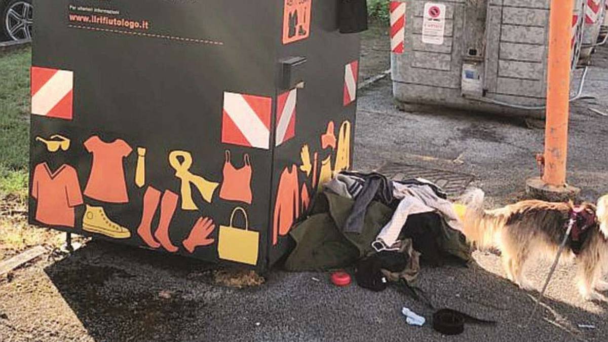 Cartacce ed abiti usati a terra: sos decoro a Cesena