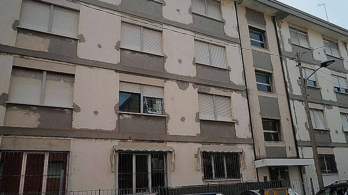 Liceo in via del Pino, la protesta: L'edificio cade a pezzi