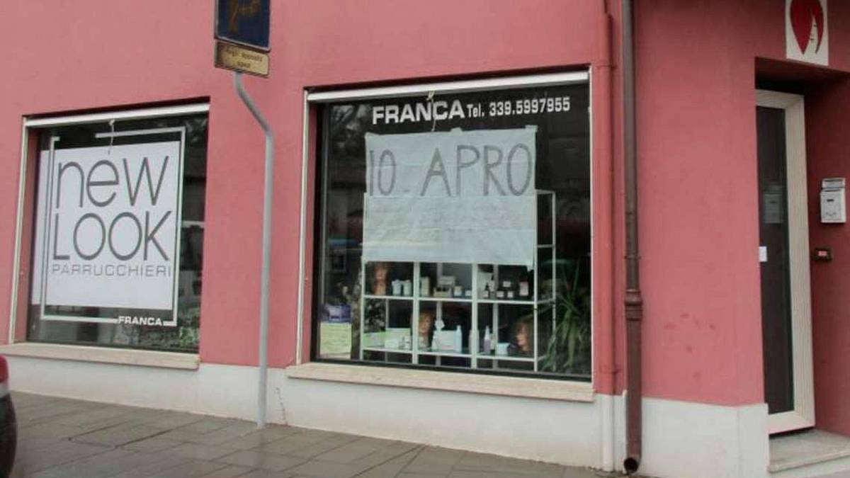 Savignano, la protesta coi cartelli della parrucchiera