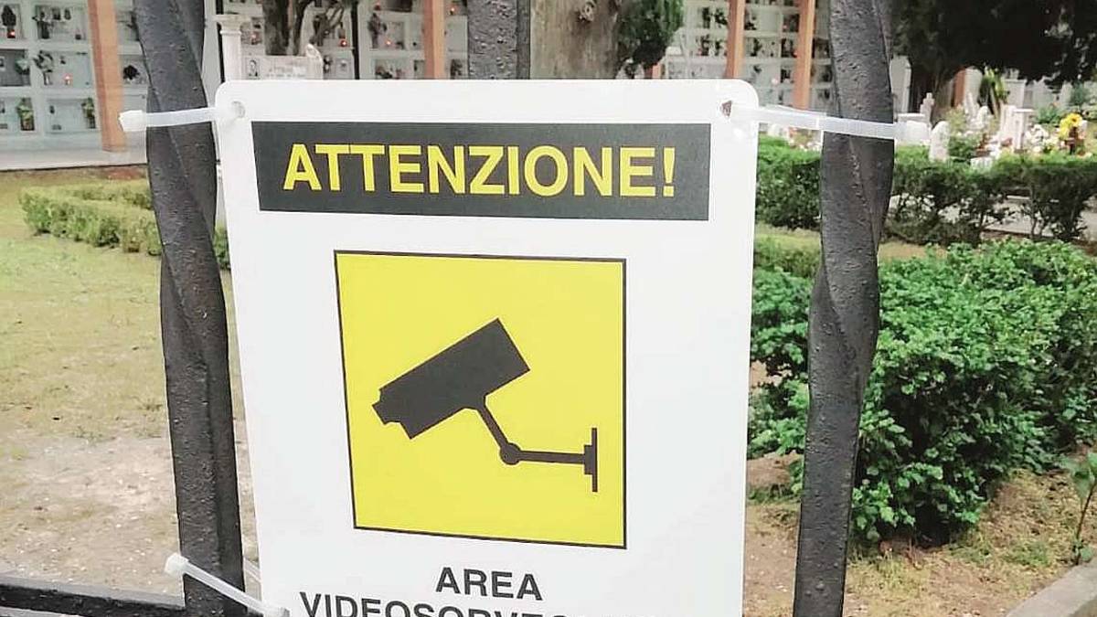 Telecamera al cimitero di Massa-Balignano contro gli sciacalli del furto
