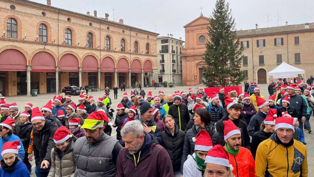 Imola, 700 persone alla Camminata di Natale tra città e autodromo