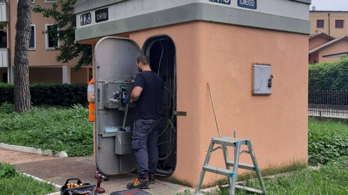Cesena, si entra nei bagni pubblici e si rischia di rimanere chiusi dentro: lavori in corso
