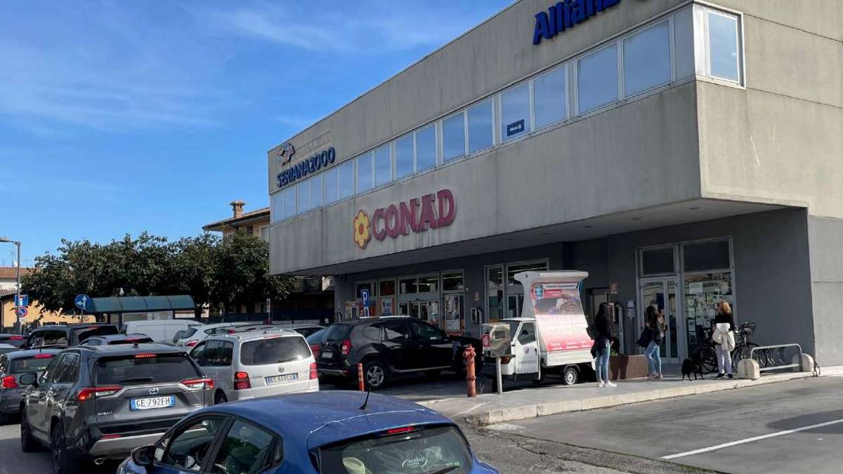 Cesenatico: pistola e casco in testa, rapina il supermercato