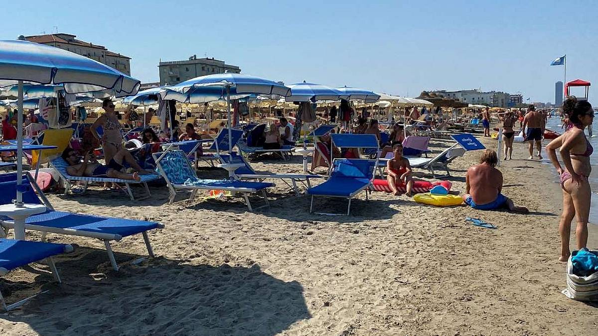 Mezza spiaggia, stesso mare: Pochi ombrelloni a Cesenatico. Caccia alle soluzioni