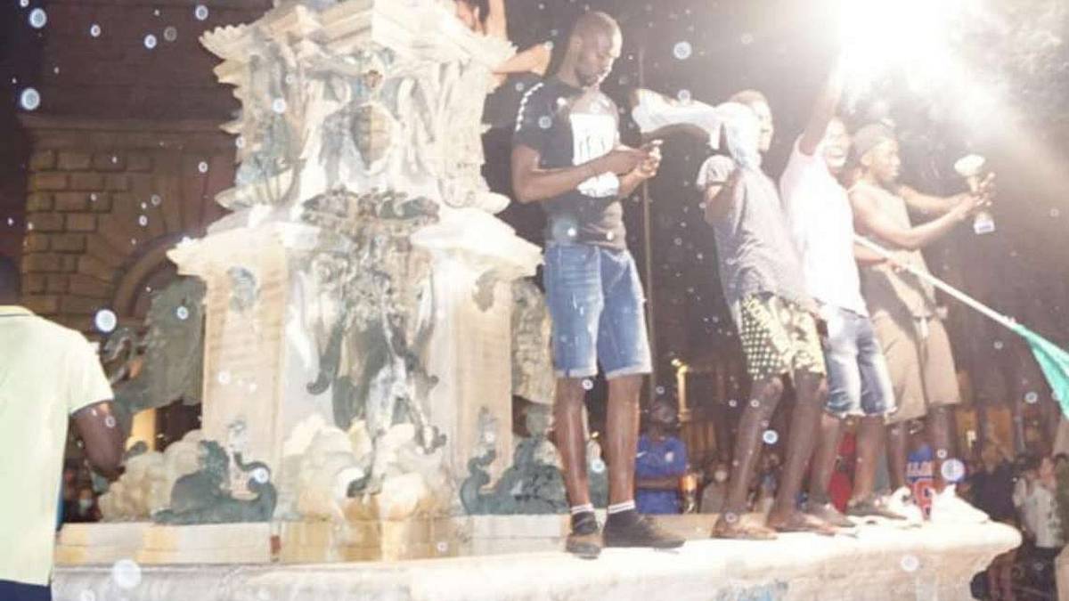 Faenza, rabbia per la fontana danneggiata dalle feste di domenica