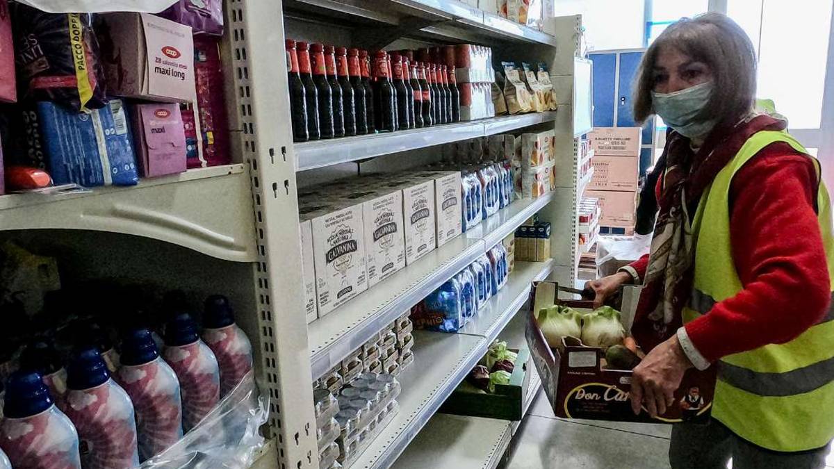 Imola, emporio solidale aperto ai profughi: consegnati i primi aiuti