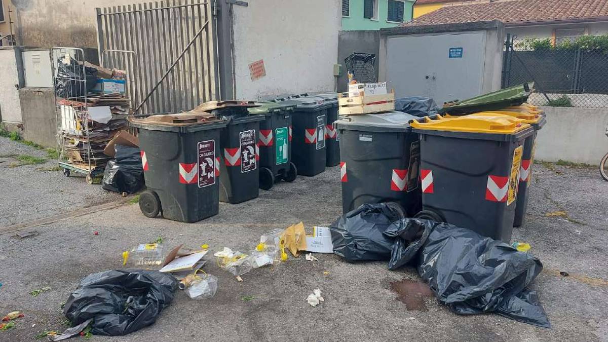Cesenatico, protesta per rifiuti e scarti abbandonati in centro