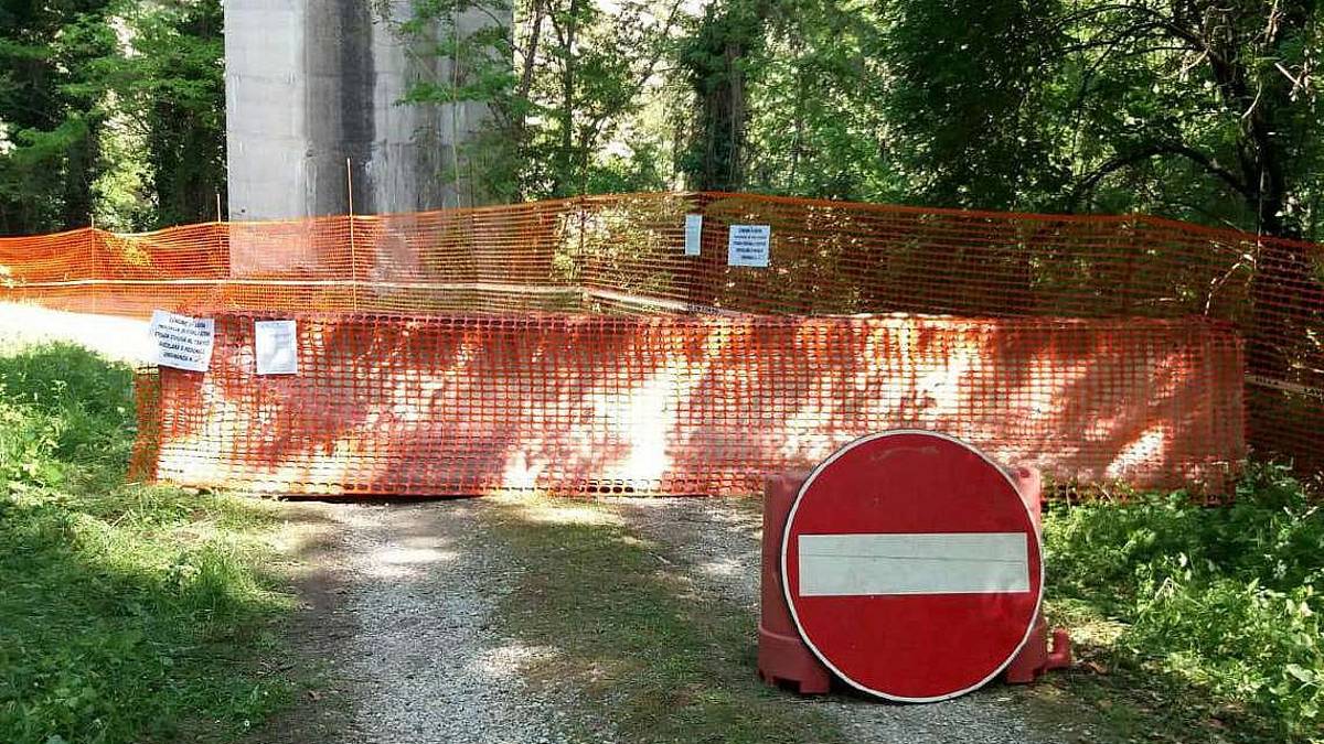 Sarsina, cadono pezzi dalla E45: chiusa strada vicinale